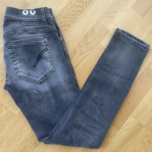 Dondup George  - Säljer mina riktigt feta Dondup jeans i modellen George. 10/10 skick inga slitningar eller hål som inte ska vara där. Byten kan även va intressent!