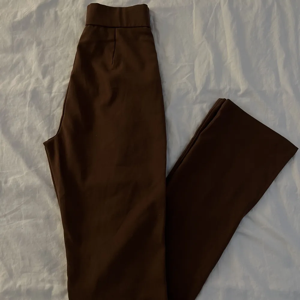 Säljer dessa bruna kostymbyxor från Bianca Ingrossos kollektion med Nelly, då dem var för små. Byxorna är långa i benen och har en fin slits nedtill. Säljer för 150kr (köparen står för frakten) 😚. Jeans & Byxor.