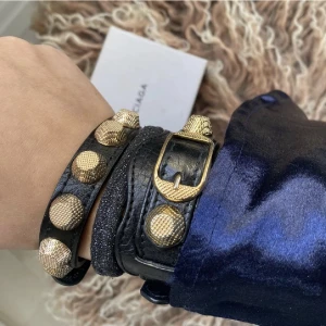 Balenciaga armband  - Armband från Balenciaga, har två st💕 det större: 1400kr ( nypris 5000) är som nytt. Dustbag, kvitto mm medföljer. 💕Det lilla armbandet: 450, har ingen box kvar 💕
