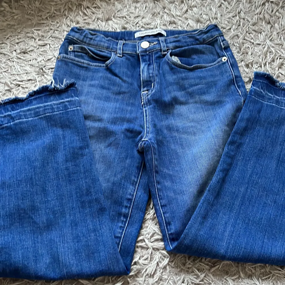 Ett par jättefina Calvin Klein jeans i ett jätte fint skick . Jeans & Byxor.