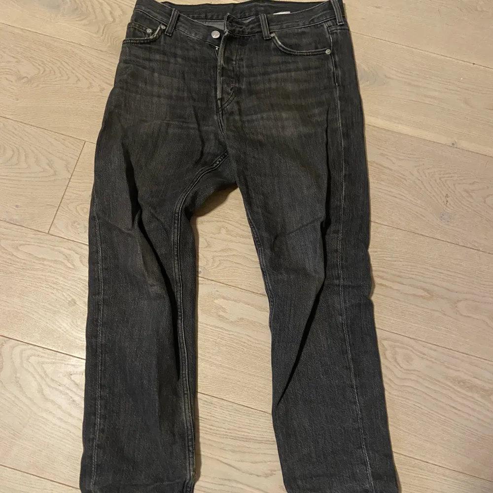 Mörkgråa jeans ifrån weekday de är lite använda men jag tycker att de har blivit snyggare med tiden. Passar perfekt på mig some 172 ungefär köpta för 690kr. Jeans & Byxor.