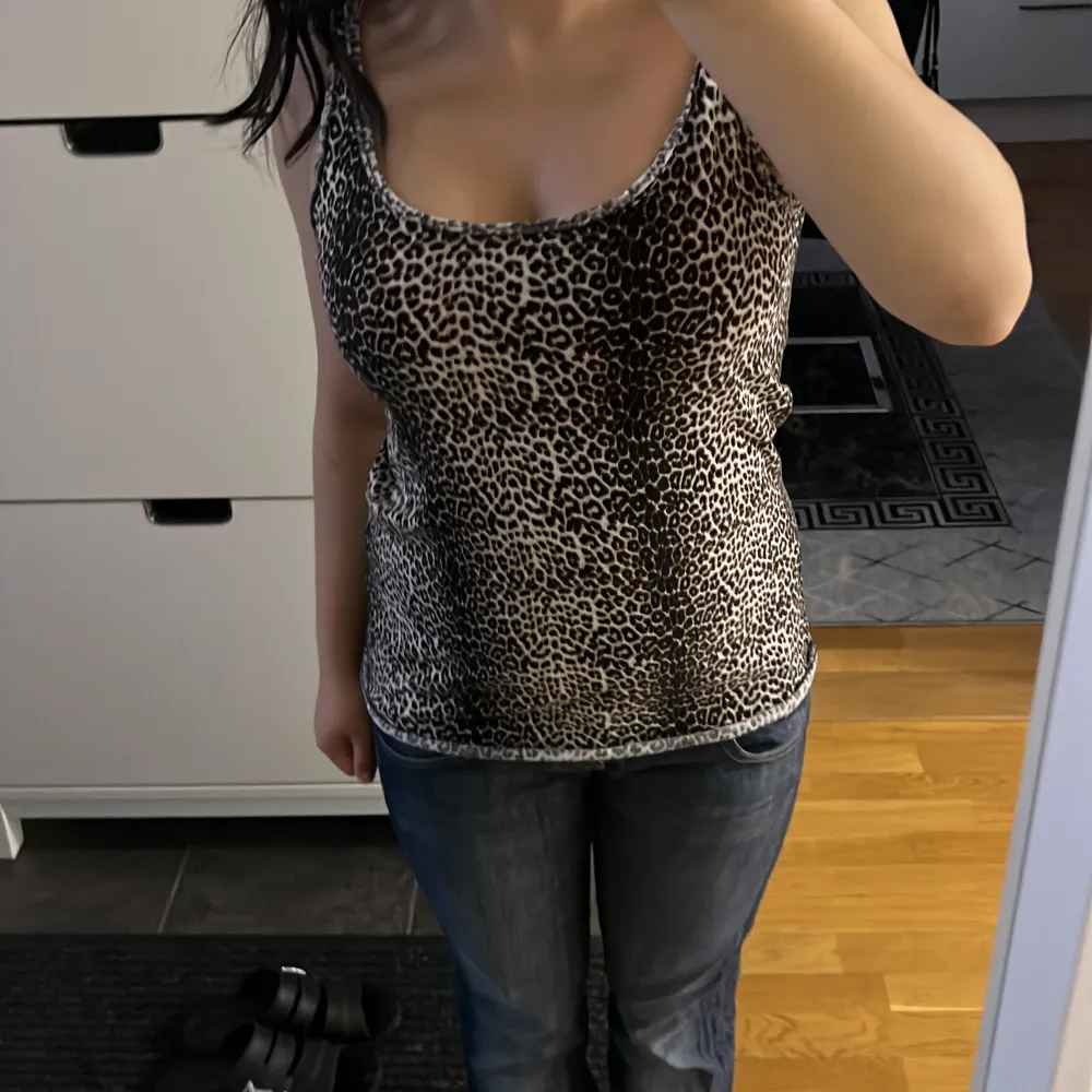 Jätte snyggt leopard linne från Gina i storlek xs❤️. Toppar.