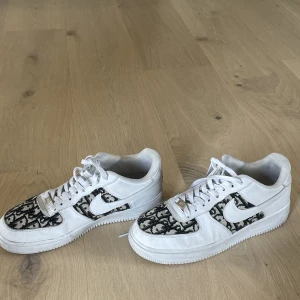 Air force 1 skor custom - Skick 6/10, ingen sula tyvärr. Kan sänkas vid snabb affär.