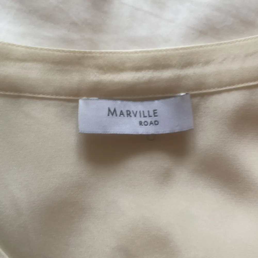 Jättefin vit Marville tröja/ blus i siden, nyskick och nypris ca 1500kr.  (Säljer i rosa också). Blusar.