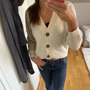 Stickad kofta - Krämvit stickad kofta perfekt till hösten från Lindex! Storleken är 152 men skulle säga att den passar en XS/S