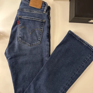 Levi's 725 High Rise Bootcut - Knappt använda. Jätte sköna och stretchiga byxor, sitter jätte fint samtidigt som de är bekväma. 