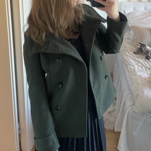 Grön kappa💚 - Säljer min superfina mörkgröna kappa som inte längre går att få tag på! Pris 499kr. Storlek 40, men skulle säga passar S! Skriv privat vid intresse eller köp direkt via köp nu knappen🍃