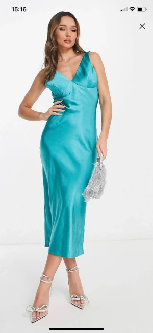 Aqua klänning - Jättefin klänning från Prettys lavish (asos). Aldrig använd. Lämnar tillbaka då jag av misstag köpte fel storlek. Nypris=969kr