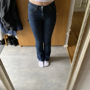 Lågmidjade bootcut jeans - Jättefina lågmidjade bootcut jeans från Bends. Dem är i storleken 27 men skulle säga att dem passar 32/34. Midjemått rakt över är 38 innerbredd 79. Använda några gånger men i väldigt bra skick. Säljer då dem inte passar mig.