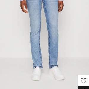 Säljer dessa fina ljusblåa jeans från pepe. Köpa från zalando. Inga defekter, fint skick: 