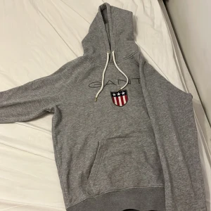 Grå Gant hoodie - Broshans gamla Gant hoodie, väldigt fint skick. Grå Gant hoodie i storlek Medium.