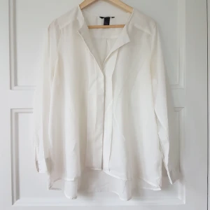 Fin vit damskjorta i strlk 42 - Jag har haft denna som oversized skjorta, så jag skulle säga att den passar en S-XL beroende på hur man vill att den ska sitta.