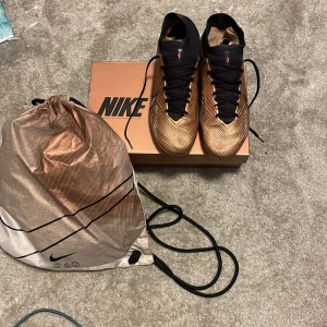 Fotbollsskor  - Säljer mina fotbollsskor. Jag har  använd men är i bra skick undersidan e lite skrapit men det kan man inte se. Skorna är konstgrässkor. Köpte de för 3,3 mitt pris 700kr pris kan diskutera