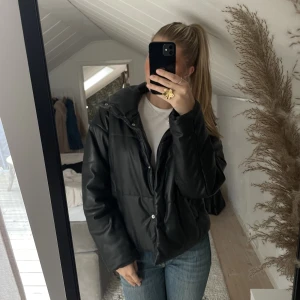 Vinterjacka skinn - Skit snygg skinn vinterjacka från NAKD i storlek 36🖤 