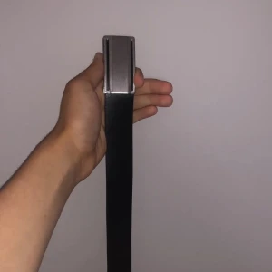 Dressmann bälte  - dressmann bälte i använt skick men fungerar fortfarande ⚡️ ser inte så bra ut på insidan (som ingen annan kommer se endå) men på utsidan så är det ett sjyst bälte.☄️🌙