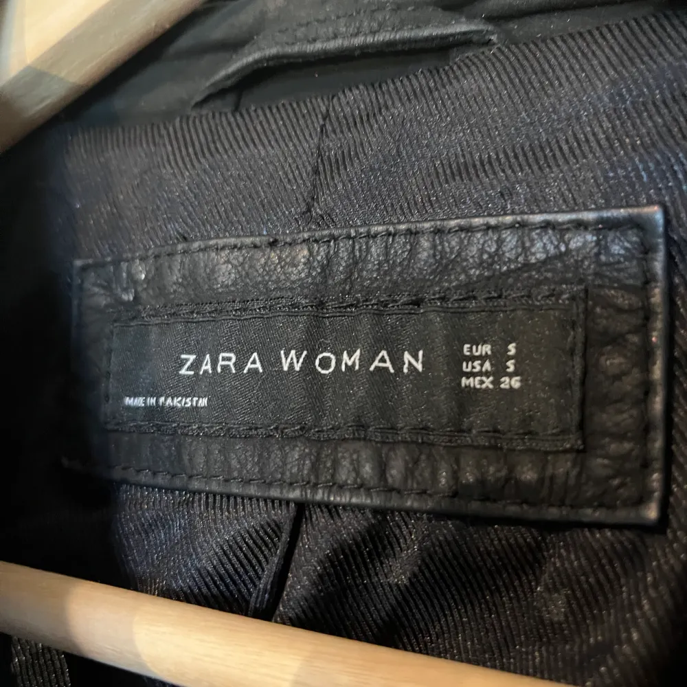 En fake skinnjacka från zara. Vintage i storlek S.. Jackor.