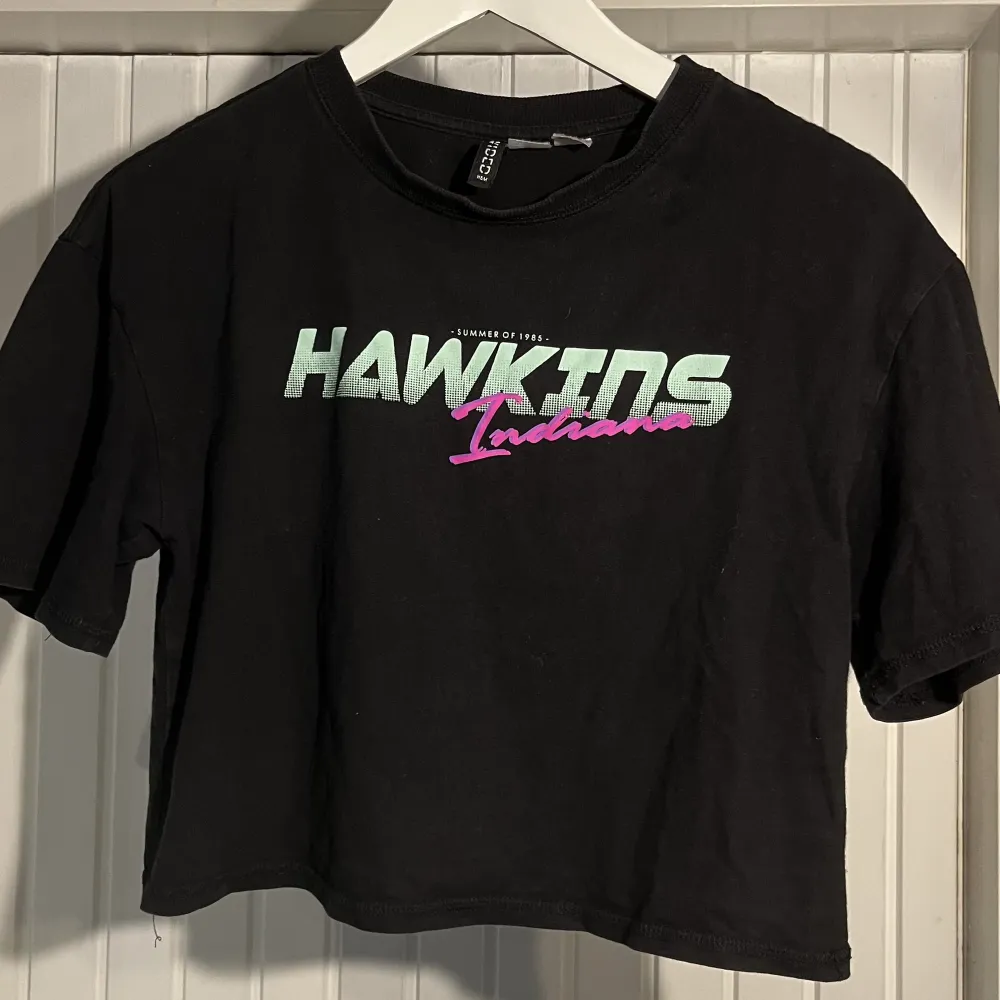h&m’s collab med stranger things från några år sen! en fin croppad t-shirt med ”hawkins, indiana” text på :) i storlek XS men är oversized, så den skulle passa S också. Toppar.