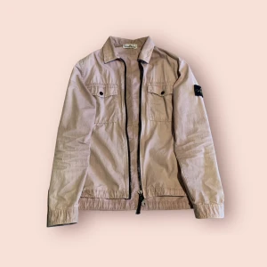 Stone island overshirt  - Tjena, säljer en riktigt snygg Stone island overshirt i färgen ljusrosa. Skick 9/10 och har använts sparsamt. Storlek S och är självklart 100% äkta. Nypriset ligger runt 5000:- Mitt pris 1699:- För mer info kom dm