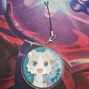 Puck hänge - Hänge man kan sätta på en nyckelring eller dragkedja. Från animen re:zero. Fint skick. Köpt i japan. Kan mötas upp i vänersborg