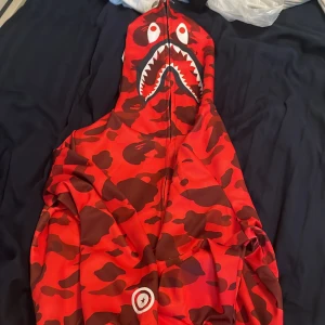 Bape Hoodie - Säljer denna bape hoodie. Använd 2 ggr. Säljer pga ingen användning. 