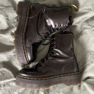 Dr. Martens  - Dr. Martens med hög sula. Använda med lite slitage, se bild tre, men annars i gott skick. Nypris: 2400
