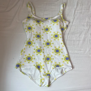 Retro baddräkt  - I fint skick, har själv bara provat men köpt secondhand. En av kuporna är sprucken men gör ingen skillnad när den är på 