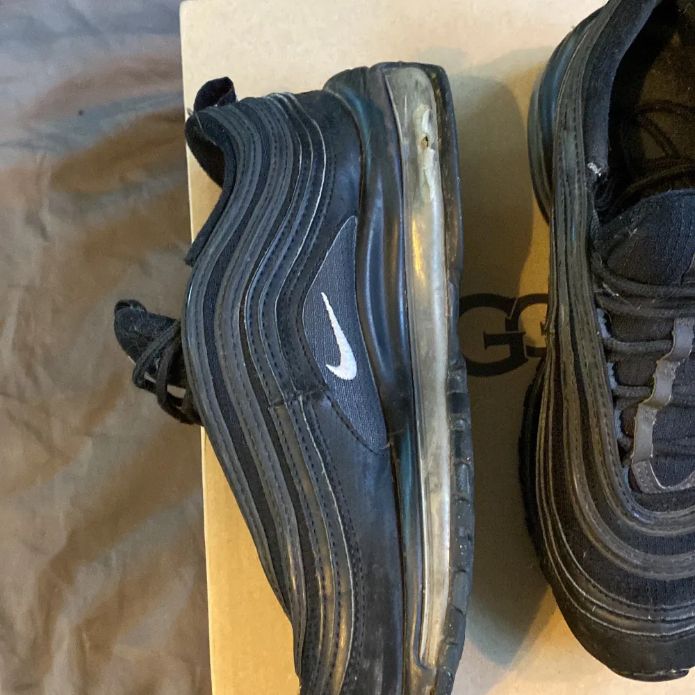 Hej säljer mina Nike air max 97 pågrund av att dom är för små. Dom är i bra skick förutom att det blivit ett hål i luftbubblan på höger sko. Även ett litet hål i hälen på samma sko men i övrigt så är dom fina. Hör av vid frågor eller fler bilder. . Skor.