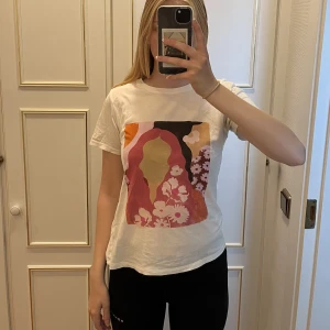 Vit t-shirt från gina tricot - En superfin vit t-shirt med tryck från Gina tricot💓