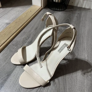 Klackskor - Klackar från NLY Shoes. Storlek 40. Fint skick. 11 cm. Går ner vid snabb affär 🥰