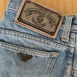 Super snygga vintage Armani jeans, snyggt slitna och passar perfekt till vardags eller till en utekväll. 