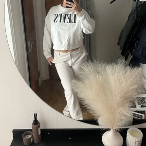 Levis sweatshirt  - Säljer min vintage levis sweatshirt. Bra skick, men säljer då den inte kommit till använding på väldigt länge.