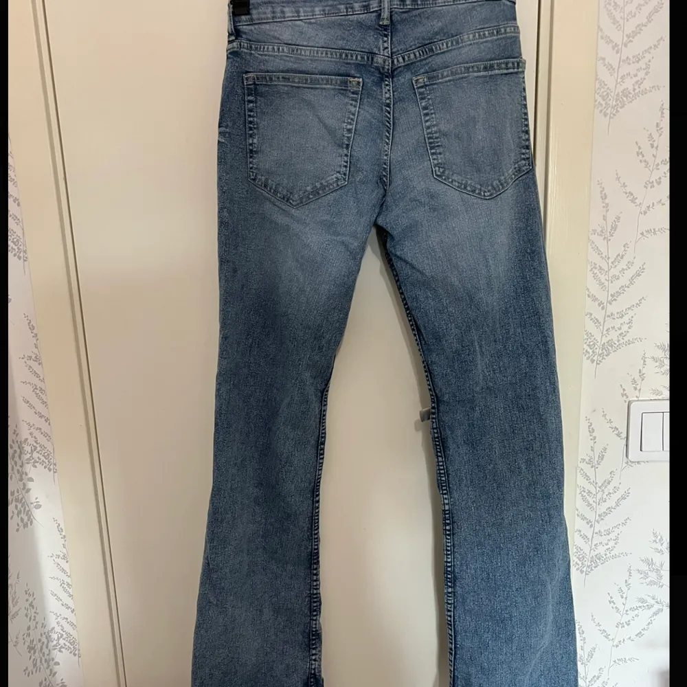 Blå low waist bootcut jeans från hm, har knappt använt, dem är i storlek 36 och är förlånga för mig som är 161. Jeans & Byxor.