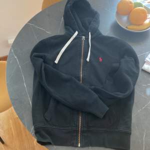 Säljer en riktigt snygg Ralph lauren zip hoodie i storlek s, Skicket är 8 av 10, Nypriset är runt 1500 mitt pris 800 Den är självklart äkta!