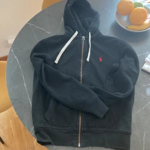 Ralph lauren zip hoodie  - Säljer en riktigt snygg Ralph lauren zip hoodie i storlek s, Skicket är 8 av 10, Nypriset är runt 1500 mitt pris 800 Den är självklart äkta!
