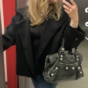 Kappa från Arket - Säljer min svarta kappa från Arket💋 köptes förra året och är i relativt bra skick💘perfekt nu till hösten och vintern🍁