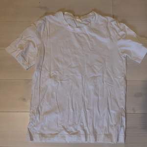 säljer denna vita t-shirten i stl s då den inte kommer till användning💞bra skick! köparen står för frakten