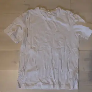 säljer denna vita t-shirten i stl s då den inte kommer till användning💞bra skick! köparen står för frakten