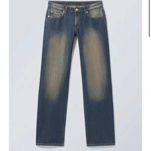 Weekday arrow lowwaist straight jeans. 26 waist/ 32 leg. Nyskick, mycket litet använda🙏🏾💕 Nypris: 590kr