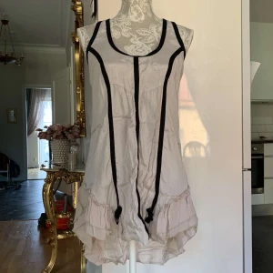 Tunika från Lindex - Tunika i färgen beige som svart. Väldigt somrig. Glänser i solen. I storlek S. OBS, måste strykas. 