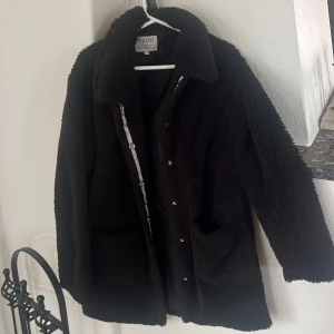 Teddyjacka - Teddy jacka fint skick. Strl 170 från njord.