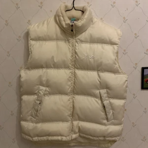 Väst från fila - DM innan köp. Härlig väst från fila. Står M på etiketten men jag skulle säga att den sitter som L