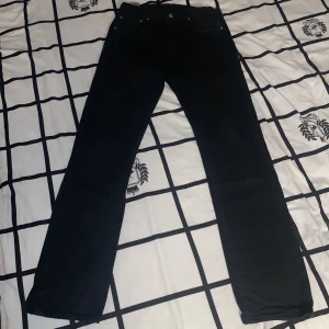 Levis 501  - Svarta Levis 501or, bra skick 9/10, säljer då dem va för små för mig, kan skicka mer bilder på jeansen om du är intresserad! (Pris kan diskuteras vid snabbaffär)