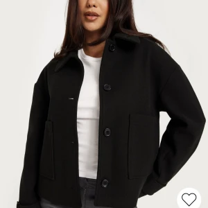 Söt jacka från Nelly  - Säljer denna jackan från Nelly, säljer då returtidem gick ut. Säljer den för 560 nypris med frakt över 700kr