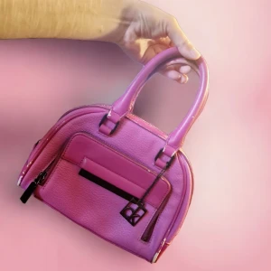 Rosa vintage Y2K Calvin Klein handväska - Calvin Klein handväska, från tidigt 2000-tal. Har som synes en del skav, men är helt fräsch på insidan. Använd gärna köp-knappen 💖💖💖