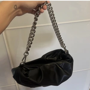 VÄSKA M. KEDJA - Handväska med kedja