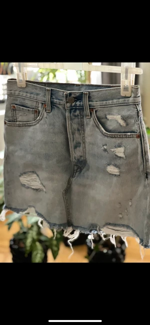 Levis - Säljer Levis kjol , använd 2-3 gånger . Ny priss 550