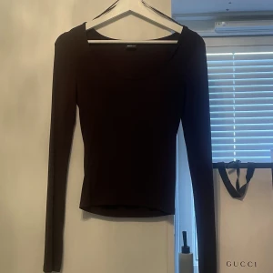 Jersey tröja - Säljer denna mörkbruna topp från Gina Tricot, från deras soft touch kollektion. Slutsåld på hemsidan. Använd 1 gång🤍