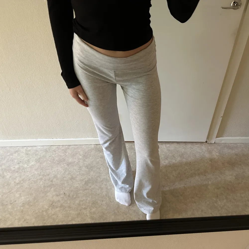 säljer mina ”soft chill pants” från nelly, storlek S. fint skick 💕. Jeans & Byxor.