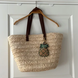 Strandväska från PW - Strandväska från Pernilla Wahlgrens kollektion på Gekås Ullared. Aldrig använd! 