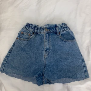 Jeans shorts - ett par super fina jeans shorts från zara, jag klippt där nere för o korta ner dem😻😭